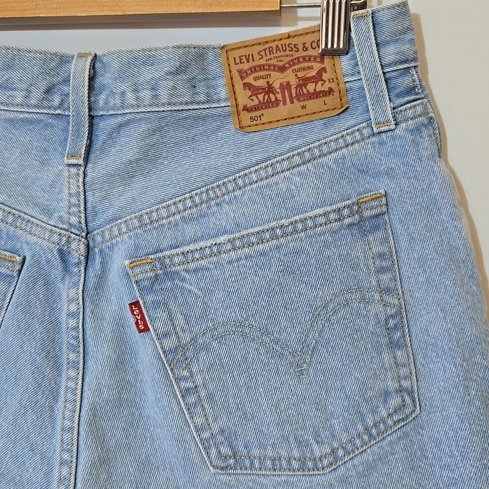 Levi's Premium 501 Original Fit High Rise Jean Shorts‎ Size 28 Light Wash Button